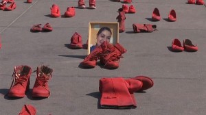 La lunga marcia delle scarpette rosse ricomincia a Città del Messico