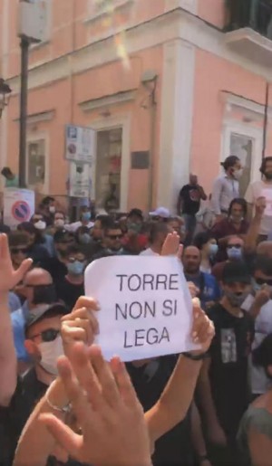 Continua la campagna di odio e violenza antidemocratica contro il leader dell&#039;opposizione Matteo Salvini a Torre del Greco fischi e lancio di pomodori