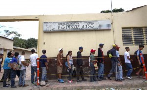 Venezolanos hacen cola en la Casa de Paso Divina Providencia en Cúcuta, Colombia donde reciben alimentos