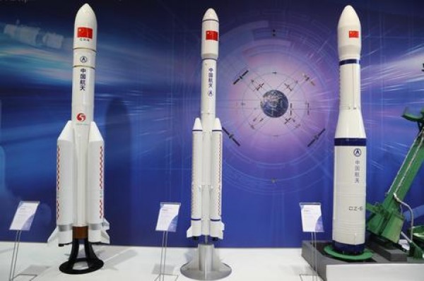 Modelos a escala de cohetes tipo LM5 y LM7 y LM6, respectivamente, en el IAC. 