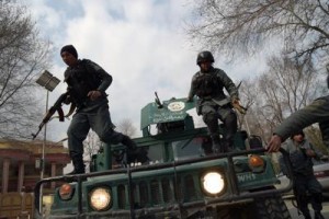 Poliziotti afghani in azione per l&#039;attacco all&#039;ospedale militare di Kabul