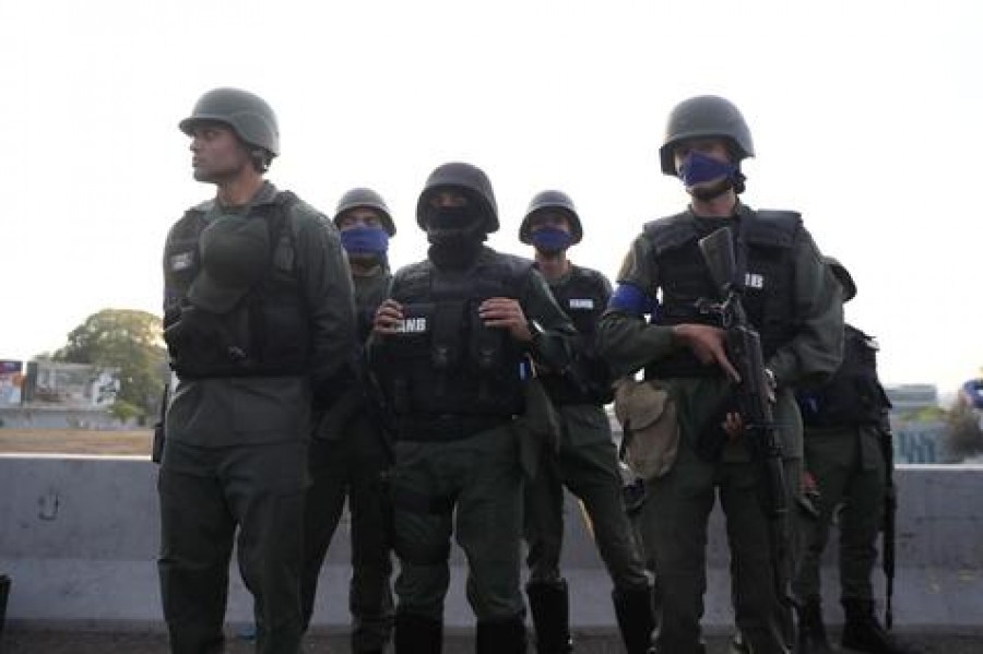 Soldados venezolanos en la frontera con Colombia. Otra vez tensiones entre Caracas y Bogotá. 