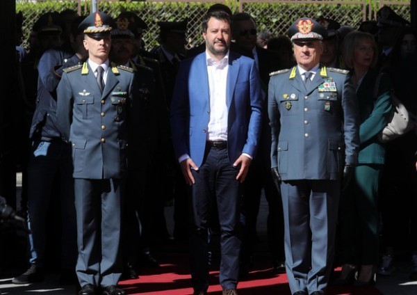 Migranti: Matteo Salvini, di nuovo indagato per sequestro persona. Il ministro: &quot;Per me i porti rimarranno chiusi&quot;