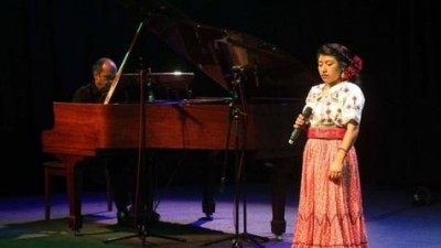 La soprano de la etnia mixe MAría Reyna González sigue conquistando escenarios en México
