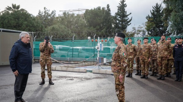 El ministro italiano con las tropas desplegadas en Líbano
