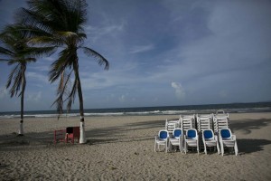 En esta imagen, tomada el 13 de septiembre de 2016, tumbonas de playa, apiladas en la playa vacía de El Agua, en la isla de Margarita, en Venezuela. Los vuelos a la isla se redujeron en un 50%. (AP Foto cortesia/Ariana Cubillos)