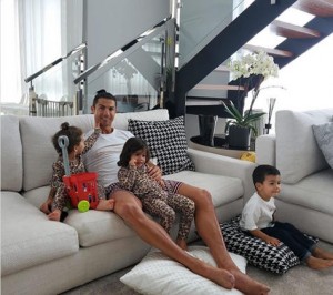 Cristiano Ronaldo y sus hijos más pequeños 