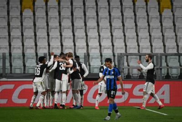 Serie A, la Juve batte l&#039;Inter e torna al primo posto Malagò: &quot;Campionati fermi e altri no, così non va&quot;