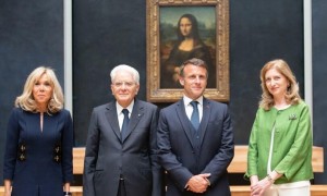 © Quirinale - Mattarella assieme alla figlia Laura e Macron assieme alla premiere dame Brigitte in una foto ricordo davanti alla Gioconda, al Louvre