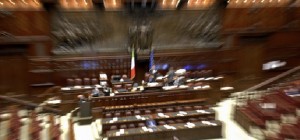 Manovra: il governo incassa la fiducia con 327 sì, mentre Berlusconi va in piazza con i gilet azzurri