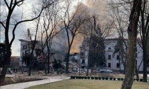 Il teatro di Mariupol colpito dalle bombe 