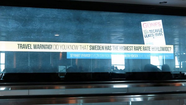 &quot;Non andateci, è terra di stupri&quot;. Manifesti contro la Svezia nell&#039;aeroporto di Istanbul