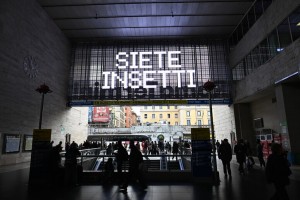 &#039;Siete insetti&#039;, la scritta nelle stazioni ma è una campagna Netflix