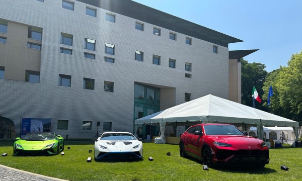 Le Lamborghini esposte nel giardino dell&#039;ambasciata d&#039;Italia a Washington