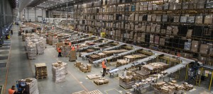 Negli stabilimenti di Amazon Italia i ritmi di lavoro sono davvero da attacco di panico?