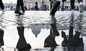Maltempo: la basilica di San Pietro riflessa in una pozzanghera dopo la pioggia