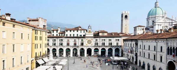 Plaza del Mercado Construída en la época medieval sobre una plaza reservada al mercado de paños y lino. Las tiendas y los pórticos de arco rebajado en el lado meridional y oriental se remontan a finales del siglo XV. En 1608 Pier Maria Bagnadore construyó la pequeña iglesia de Santa Maria del Lino, de planta cuadrangular con cubierta de cúpula. En 1675 a la plaza fue añadido, en el lado oeste, el Palacio Martinengo Palatini. 