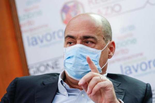 Zingaretti, ci sono scellerati che si tolgono mascherina. Salvini replica: &quot;Pensi alle mascherine fantasma&quot;