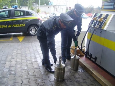 Carburanti, Guardia di Finanza: “Su 1090 distributori riscontrate 271 violazioni”