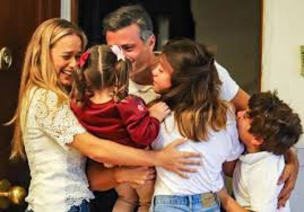 Pasó 6 años encerrado: Leopoldo López publica foto de reencuentro familiar tras salir de Venezuela