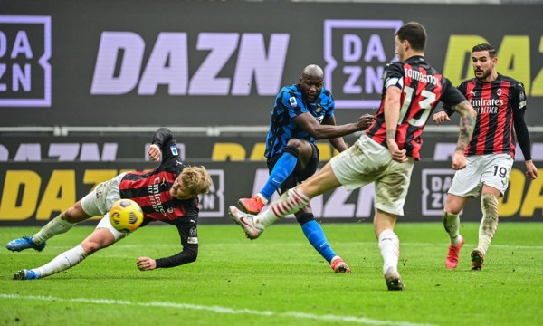 L&#039;Inter surclassa il Milan nel derby. Poker dell&#039;Atalanta al Napoli