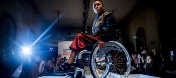 Fashion e innovazione in passerella grazie a 16 modelle disabili che sfilano per Clayton