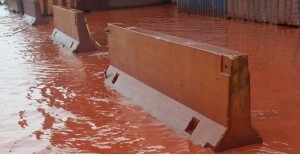 Taranto - Il mare rosso dell&#039;Ilva invade i Tamburi con la bomba d&#039;acqua, la denuncia dei genitori Tarantini