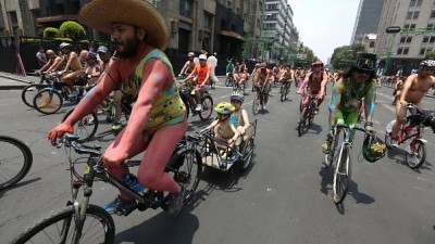 Città del Messico, centinaia di ciclisti nudi contro l&#039;inquinamento