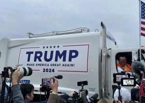 Trump cavalca la gaffe di Biden e sale su un camion dell&#039;immondizia