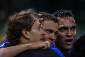 Kristjan Asllani celebra su gol con Lautaro Martínez y Nicoló Barella