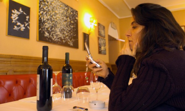 Fumatrice in un ristorante 