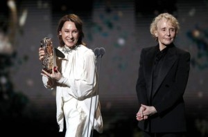 Emmanuelle Bercot (izquierda) flanqueada por Claire Denis sostiene el premio a la mejor dirección por cuenta de Roman Polanski