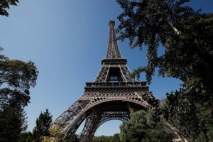La Torre Eiffel vuelve a abrir sus puertas tras huelga de trabajadores