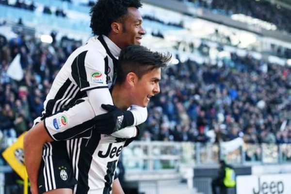 El colombiano Juan Cuadrado junto al argentino Paulo Dybala