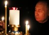 Putin accende una candela in memoria delle vittime della strage di Mosca