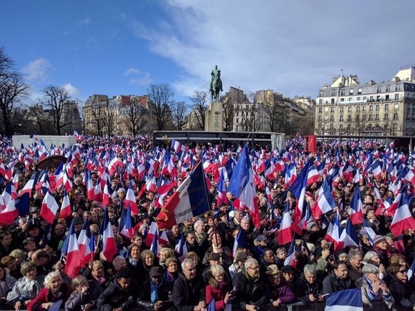 «Allons enfants de la Patrie», la corsa di Fillon continua