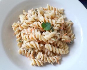 Ensalada de pasta con at&uacute;n y cebolla