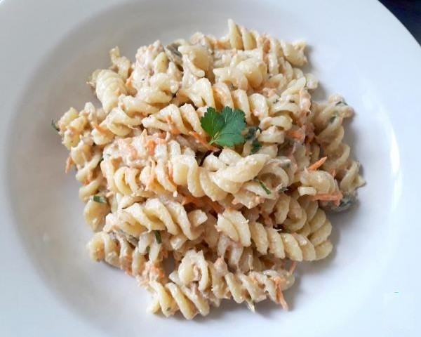 Ensalada de pasta con at&uacute;n y cebolla