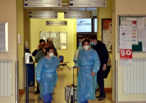 Coronavirus, Oms: 'Livello minaccia mondiale virus ora molto alta'. In Italia 822 malati, 21 le vittime, 46 guariti, si decide sulla riapertura delle scuole