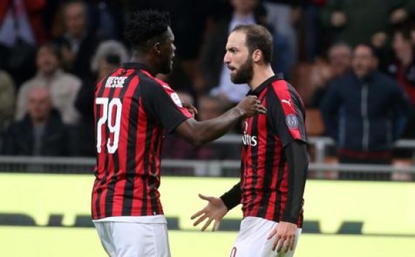 Gan&oacute; Milan, empat&oacute; Napoli