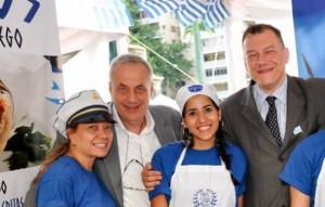 El consul Aggelos Haritos durante una exposici&oacute;n de comida griega en Altamira, Caracas / V&iacute;a @ParisElGriego &ndash; twitter