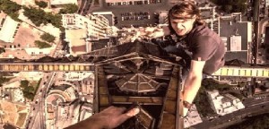 Selficidio: sale su una gru per farsi un selfie estremo ma precipita da 60 metri