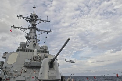 La precedente operazione di quella che il Pentagono definisce "esercizio della libert&agrave; di navigazione" si verifico' il 25 maggio scorso. Anche allora un cacciatorpediniere, lo USS Dewey, penetr&ograve; entro il limite - sostenuto solo da Pechino ma non riconosciuto dalla comunit&agrave; internazionale - delle 12 miglia dall'atollo Mischief nell'altro grande arcipelago conteso, le isole Spratly, pi&ugrave; a sud delle Paracelso. Spratly rivendicate oltre che da Pechino da Taiwan, Filippine, Brunei, Malaysia e Vietnam.