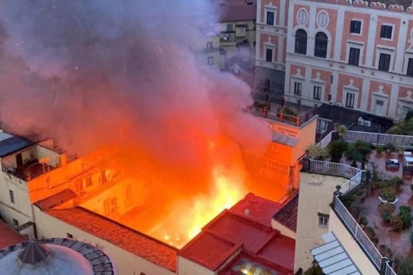 Incendio al Teatro Sannazaro di Napoli