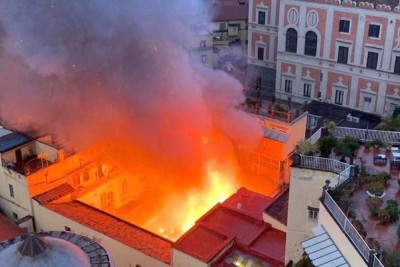 Incendio al Teatro Sannazaro di Napoli