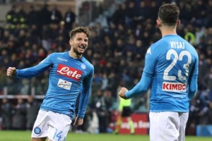 Napoli gole&oacute; 5-0 a Cagliari y afianza liderato