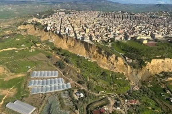 La zona della frana a Niscemi ripresa dall'alto 