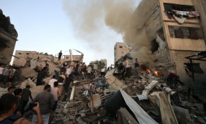 Civili tra le macerie a Gaza