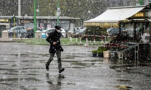 Il maltempo non lascia tregua, neve a bassa quota e grandine a Roma