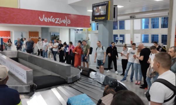 M&aacute;s de 100 turistas rusos arribaron a Nueva Esparta en vuelo Conviasa